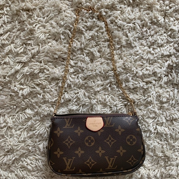F*KE LV BAG SET. Like new, no scratches,marks,or any signs of wear! - Picture 5 of 9